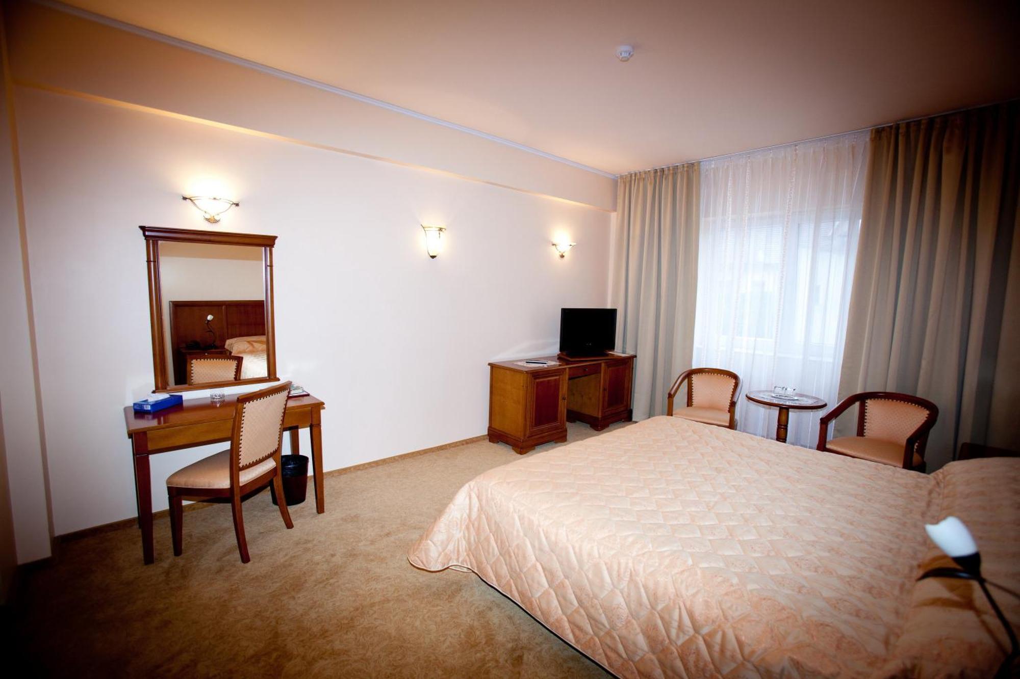 Hotel Maxim Oradea Exterior foto